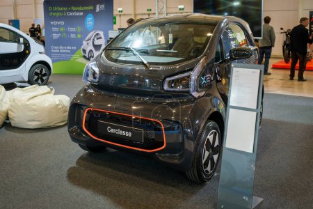 Foto de Lisboa, Portugal - 12 de mayo de 2023: XEV Yoyo compact electric car on display at ECAR SHOW - Hybrid and Electric Motor Show - Imagen libre de derechos