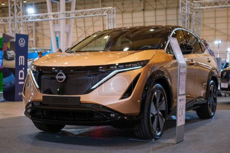 Foto de Lisboa, Portugal - 12 de mayo de 2023: Nissan Ariya coche eléctrico en exhibición en ECAR SHOW - Hybrid and Electric Motor Show - Imagen libre de derechos