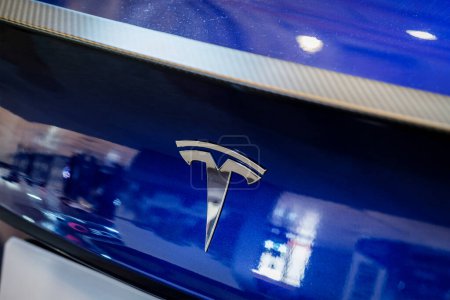 Foto de Lisboa, Portugal - 12 de mayo de 2023: Tesla electric car logo emblem close up - Imagen libre de derechos