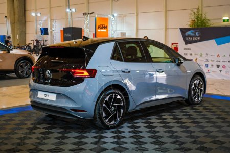 Foto de Lisboa, Portugal - 12 de mayo de 2023: VW ID.3 coche eléctrico en exhibición en ECAR SHOW - Salón del Motor Híbrido y Eléctrico - Imagen libre de derechos