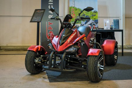 Téléchargez les photos : Lisbonne, Portugal - 12 mai 2023 : SPY Racing E8 E-Quad electric quad bike VTT all-terrain vehicle on display at ECAR SHOW - Hybrid and Electric Motor Show - en image libre de droit