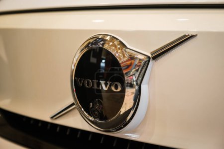 Téléchargez les photos : Lisbonne, Portugal - 12 mai 2023 : Fermeture de l'emblème du logo de la voiture électrique Volvo - en image libre de droit