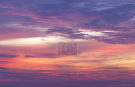 Foto de Hermoso paisaje dramático después del atardecer cielo fondo después del atardecer - Imagen libre de derechos