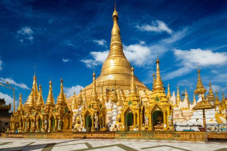 Foto de Myanmar famoso lugar sagrado y punto de referencia de la atracción turística Shwedagon Paya pagoda. Yangón, Myanmar - Imagen libre de derechos