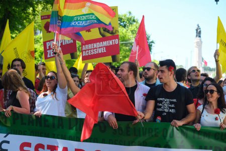 Foto de Lisboa, Portugal - 25 de abril de 2023: Celebración del aniversario de La Revolución del Clavel, también conocida como la Revolución del 25 de abril 25 de abril por marcha de manifestación - Imagen libre de derechos