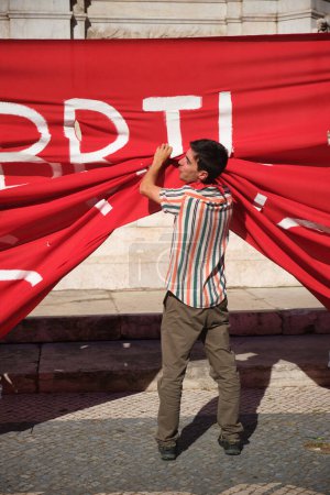 Foto de Lisboa, Portugal - 25 de abril de 2023: Activismo ambiental bandera serpenteante Celebración del aniversario de La Revolución del Clavel, también conocida como la Revolución del 25 de abril 25 de abril por manifestación - Imagen libre de derechos