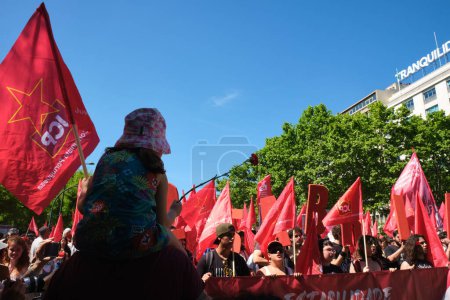 Téléchargez les photos : Lisbonne, Portugal - 25 avril 2023 : Célébration anniversaire de la révolution des œillets alias la révolution du 25 avril 25 de Abril par une marche de démonstration - en image libre de droit