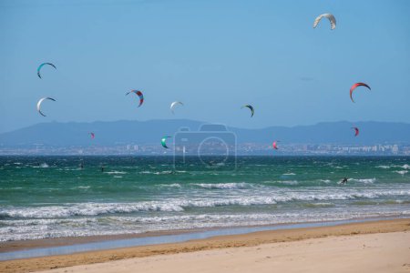 Foto de Kiteboarding kitesurf kiteboarder kitesurfer cometas en la playa del océano Atlántico en la playa de Fonte da Telha, Costa da Caparica, Portugal - Imagen libre de derechos