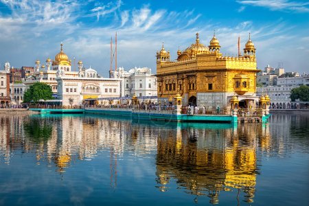 Téléchargez les photos : Sikh gurdwara Golden Temple Harmandir Sahib et réservoir d'eau. Lieu saint du Sikihisme. Amritsar, Punjab, Inde - en image libre de droit