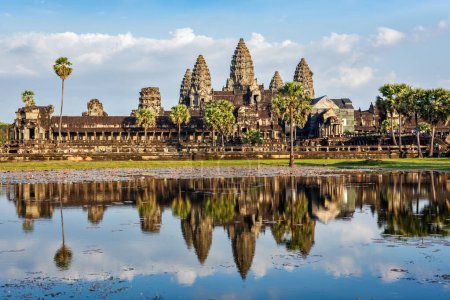 Foto de Famoso monumento camboyano y atracción turística Angkor Wat con reflejo en el agua. Camboya, Siem Reap - Imagen libre de derechos