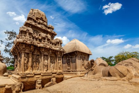 Téléchargez les photos : Five Rathas - ancienne architecture indienne monolithique hindoue taillée dans la roche. Mahabalipuram, Tamil Nadu, Inde du Sud - en image libre de droit