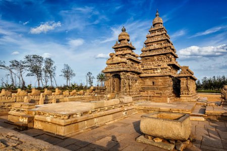 Téléchargez les photos : Lieu célèbre du Tamil Nadu - Temple Shore, site du patrimoine mondial à Mahabalipuram, Tamil Nadu, Inde - en image libre de droit