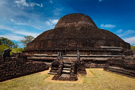 Foto de Antigua stupe budista dagoba Pabula Vihara. Antigua ciudad de Polonnaruwa, Sri Lanka - Imagen libre de derechos