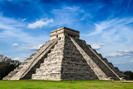 Foto de Viajes México fondo - Anicent Maya mayan pyramid El Castillo Kukulkan en Chichén-Itzá, México - Imagen libre de derechos