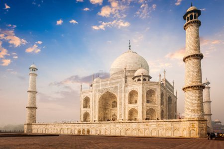 Foto de Taj Mahal al amanecer. Símbolo indio - India antecedentes de viaje. Agra, India - Imagen libre de derechos