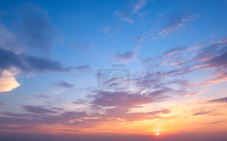 Téléchargez les photos : Beau paysage spectaculaire coucher de soleil ciel fond - en image libre de droit