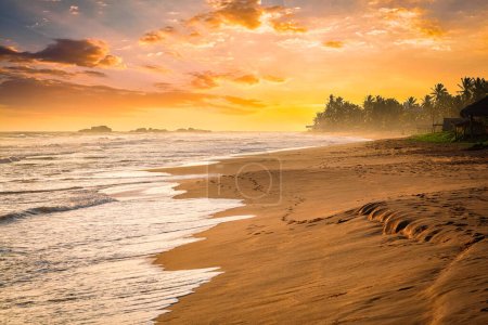 Foto de Puesta de sol tropical en la playa del océano. Hikkaduwa,Sri Lanka - Imagen libre de derechos