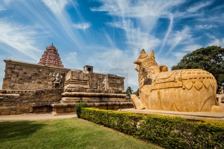 Téléchargez les photos : Temple hindou Gangai Konda Cholapuram avec statue géante de taureau Nandi. Tamil Nadu, Inde - en image libre de droit