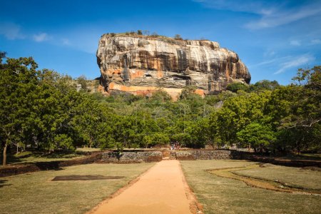 Téléchargez les photos : Célèbre attraction touristique ancienne Sigiriya rock. Sri Lanka - en image libre de droit