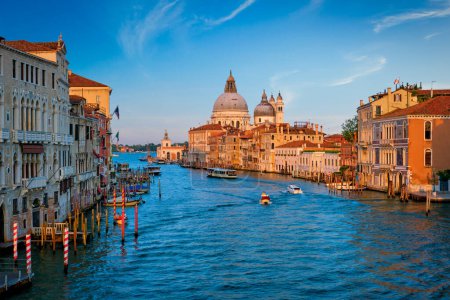 Foto de Panorama del Gran Canal de Venecia con barcos y la iglesia de Santa Maria della Salute al atardecer desde el puente Ponte dellAccademia. Venecia, Italia - Imagen libre de derechos