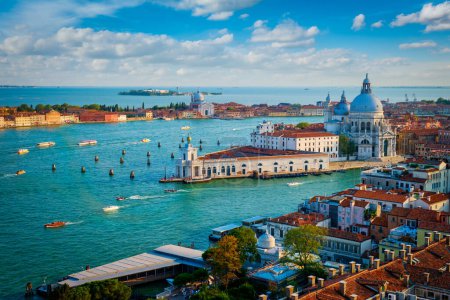 Foto de Vista de la laguna de Venecia y la iglesia de Santa Maria della Salute en el día de verano. Venecia, Italia - Imagen libre de derechos