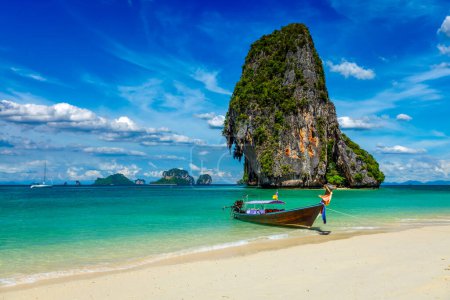 Foto de Barco de cola larga en la playa tropical con roca caliza, Krabi, Tailandia - Imagen libre de derechos
