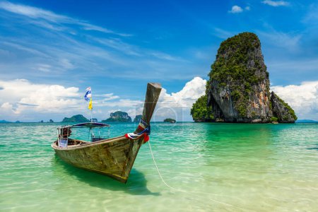 Téléchargez les photos : Bateau à longue queue sur la plage tropicale Pranang plage et rocher, Krabi, Thaïlande - en image libre de droit