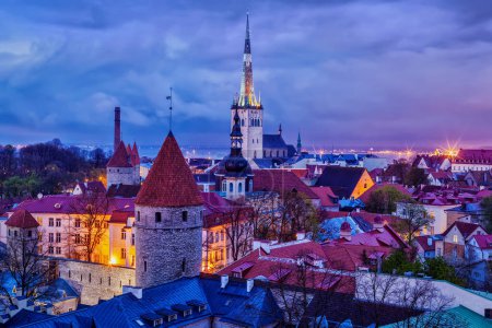 Téléchargez les photos : Vue aérienne de la vieille ville médiévale de Tallinn avec l'église St. Olafs et le mur de la ville de Tallinn illuminés le soir, Estonie - en image libre de droit