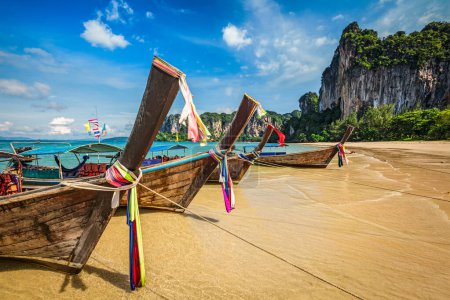 Foto de Barcos de cola larga en la playa tropical Railay beach en Tailandia - Imagen libre de derechos
