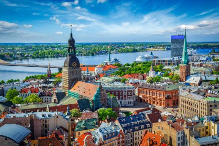 Téléchargez les photos : Vue aérienne du centre de Riga depuis l'église St. Peters, Riga, Lettonie - en image libre de droit