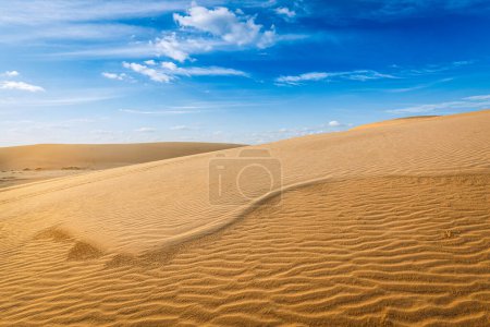 Téléchargez les photos : Dunes de sable blanc au lever du soleil, Mui Ne, Vietnam - en image libre de droit