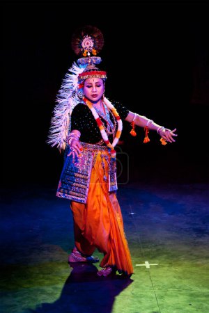 Foto de CHENNAI, INDIA - 12 DE DICIEMBRE: Danza clásica india Manipuri preformance el 12 de diciembre de 2010 en Chennai, India. La hembra es retratar el carácter de Krishna - Imagen libre de derechos