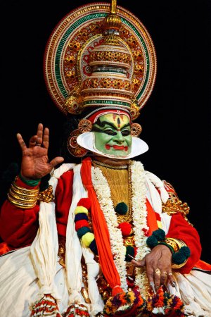 Foto de CHENNAI, INDIA - 7 DE SEPTIEMBRE: Drama de danza tradicional india preformancia Kathakali el 7 de septiembre de 2009 en Chennai, India. Intérprete interpreta personaje de Arjuna (pacha) - Imagen libre de derechos