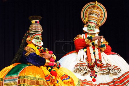 Foto de CHENNAI, INDIA - 7 DE SEPTIEMBRE: Drama de danza tradicional india preformancia Kathakali el 7 de septiembre de 2009 en Chennai, India. Los artistas interpretan a los personajes de Arjuna (pacha) y Krishna - Imagen libre de derechos