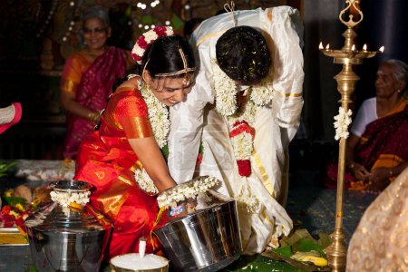 Foto de CHENNAI, INDIA - 29 de agosto: Ceremonia de boda tradicional india (tamil) - Imagen libre de derechos