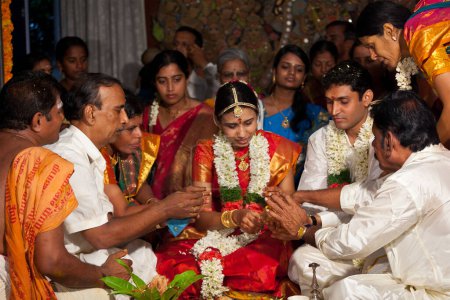 Téléchargez les photos : CHENNAI, INDE - 29 AOÛT : Cérémonie de mariage traditionnelle indienne (tamoule) - en image libre de droit
