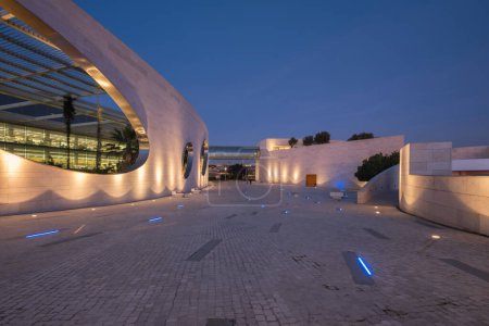 Foto de Lisboa, Portugal - 13 de enero de 2023: Arquitectura moderna del edificio de la fundación Champalimaud - Fundación portuguesa sin fines de lucro para la investigación médica científica en Belem iluminada durante la noche - Imagen libre de derechos