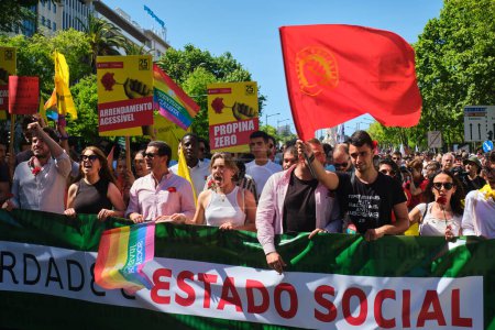 Foto de Lisboa, Portugal - 25 de abril de 2023: Celebración del aniversario de La Revolución del Clavel, también conocida como la Revolución del 25 de abril (25 de abril) por marcha de manifestación - Imagen libre de derechos