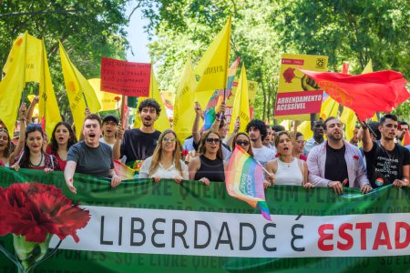 Foto de Lisboa, Portugal - 25 de abril de 2023: Celebración del aniversario de La Revolución del Clavel, también conocida como la Revolución del 25 de abril (25 de abril) por marcha de manifestación - Imagen libre de derechos