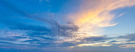 Foto de Hermoso dramático paisaje atardecer cielo fondo - Imagen libre de derechos