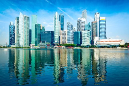 Téléchargez les photos : Moderne skyline de la ville du quartier des affaires dans la journée. Singapour - en image libre de droit
