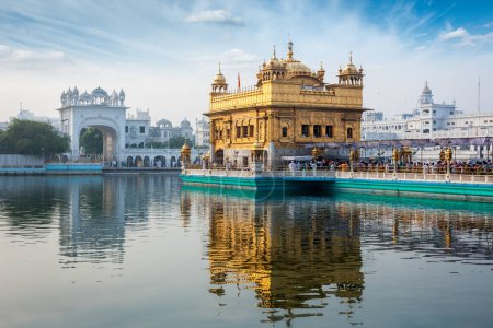 Templo de Oro de Sikh gurdwara (Harmandir Sahib). Lugar santo del Sikihismo. Amritsar, Punjab, India