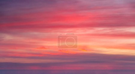 Foto de Hermoso paisaje dramático después del atardecer cielo fondo después del atardecer - Imagen libre de derechos