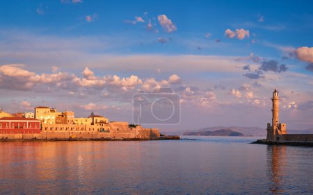 Foto de Panorama del pintoresco puerto antiguo de Chania es uno de los puntos de referencia y destinos turísticos de la isla de Creta por la mañana al amanecer. Chania, Creta, Grecia - Imagen libre de derechos