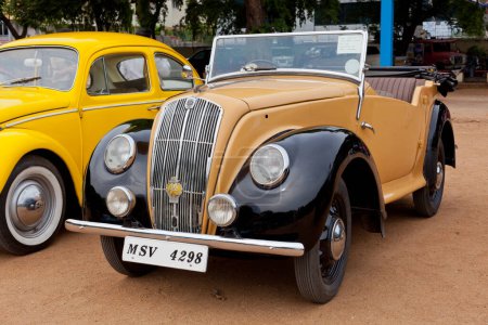 Téléchargez les photos : CHENNAI - INDE - 24 JUILLET 2011 : Morris E Tourer 1946 (voiture vintage rétro) sur le Heritage Car Rally 2011 du Madras Heritage Motoring Club à Egmore le 24 juillet 2011 à Chennai, Inde - en image libre de droit