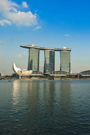 Foto de SINGAPUR - 6 de mayo de 2011: El complejo Marina Bay Sands al atardecer del 6 de mayo de 2011 en Singapur. Marina Bay Sands es un complejo integrado y se anuncia como la propiedad de casino independiente más cara del mundo - Imagen libre de derechos