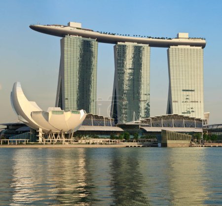 Foto de SINGAPUR - 6 de mayo de 2011: El complejo Marina Bay Sands al atardecer del 6 de mayo de 2011 en Singapur. Marina Bay Sands es un complejo integrado y se anuncia como la propiedad de casino independiente más cara del mundo - Imagen libre de derechos