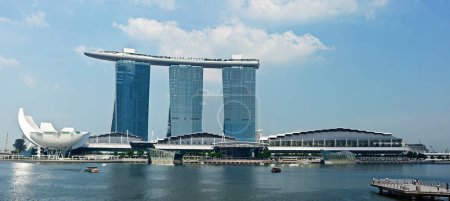 Foto de SINGAPUR - 6 de mayo de 2011: El complejo Marina Bay Sands el 6 de mayo de 2011 en Singapur. Marina Bay Sands es un complejo integrado y se anuncia como la propiedad de casino independiente más cara del mundo. Panorama - Imagen libre de derechos