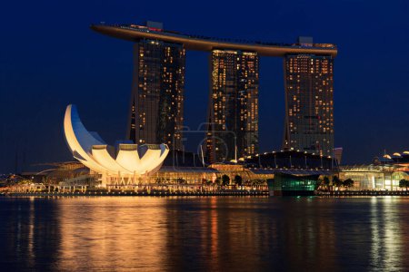 Téléchargez les photos : SINGAPOUR - 6 mai 2011 : Le complexe Marina Bay Sands au coucher du soleil le 6 mai 2011 à Singapour. Marina Bay Sands est une station balnéaire intégrée et facturée comme la propriété de casino autonome la plus chère au monde - en image libre de droit