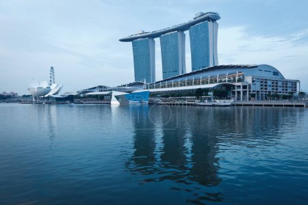 Téléchargez les photos : SINGAPOUR - 13 juin : Le complexe Marina Bay Sands le 13 juin 2011 à Singapour. Marina Bay Sands est une station balnéaire intégrée et facturée comme la propriété de casino autonome la plus chère au monde - en image libre de droit